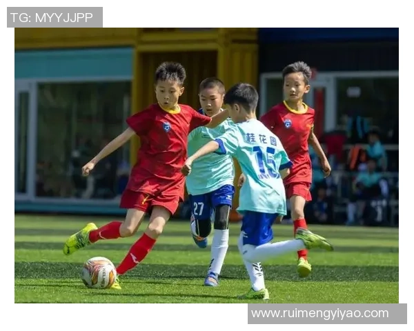 足球明星在绿茵场上挥洒汗水尽显风采与激情的奔跑瞬间 足球明星在绿茵场上挥洒汗水尽显风采与激情的奔跑瞬间